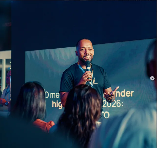 Mateus Menezes palestrando no Seven Summit (Eduzz)